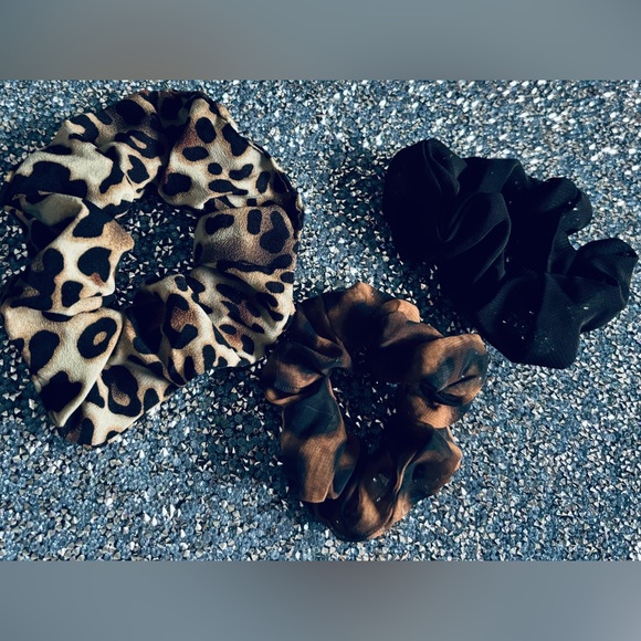 BUNDLE LOT of (6) HAIR SCRUNCHIES |
3 Velvet | 3 Chiffon | - Picture 7 of 7